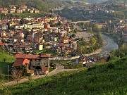 13 Salendo al roccolo della Corna ci godiamo bella vista su Zogno col Brembo 